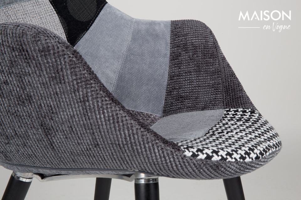 Quello che ci seduce subito in questa poltrona è la sua spaziosa seduta vestita con un patchwork di