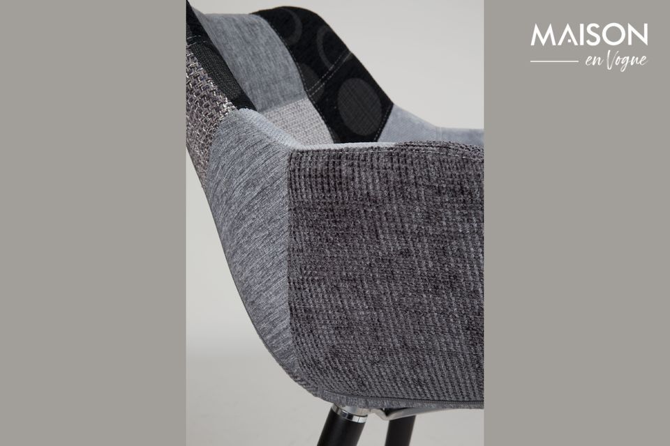 Rivestita con una schiuma densa, questa seduta offre un perfetto mix di comfort e stile