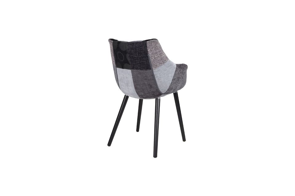 Grazie al loro design elegante, le gambe evidenziano la parte superiore e voluminosa