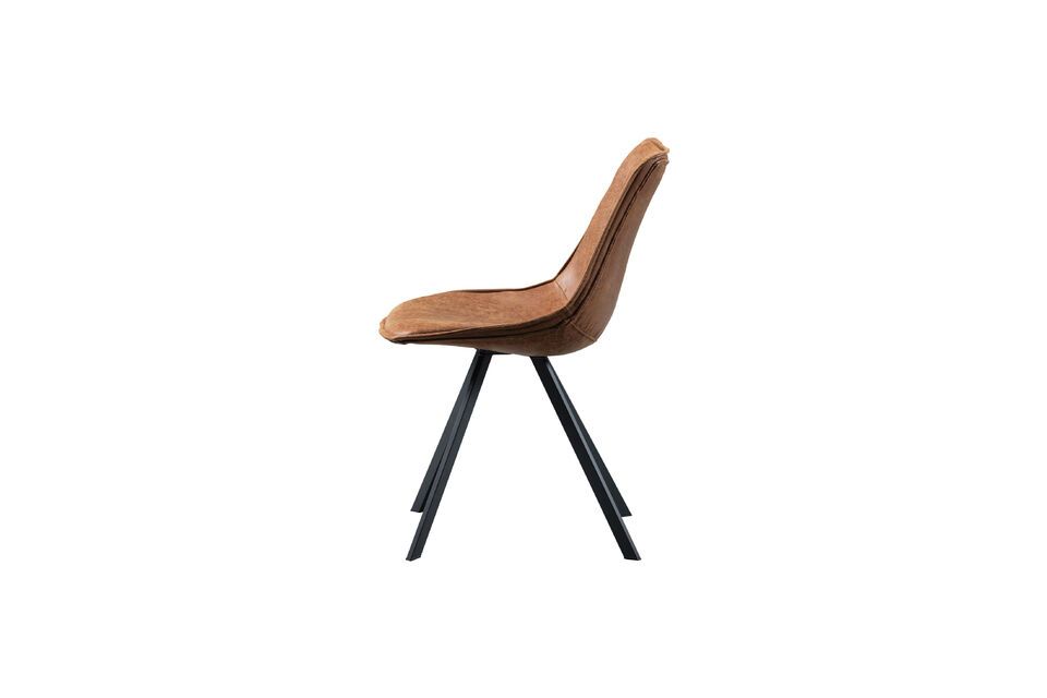Una sedia di design di tendenza con una seduta confortevole