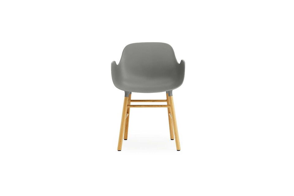 La missione di Simon Legald era quella di creare una sedia a guscio dall\'aspetto unificato