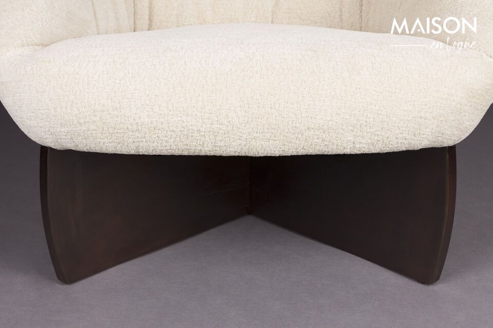 Le curve armoniose del suo design e la calda tonalità del suo tessuto sono radicate in