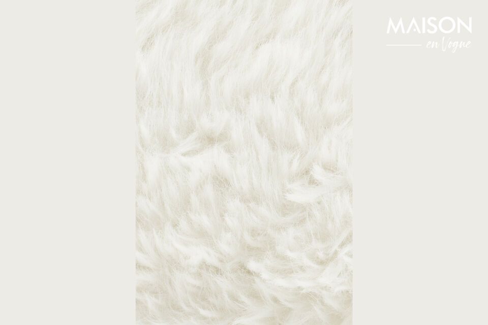 Immaginate un bozzolo morbido e avvolgente che evoca tenerezza e comfort: la poltrona Yeti è