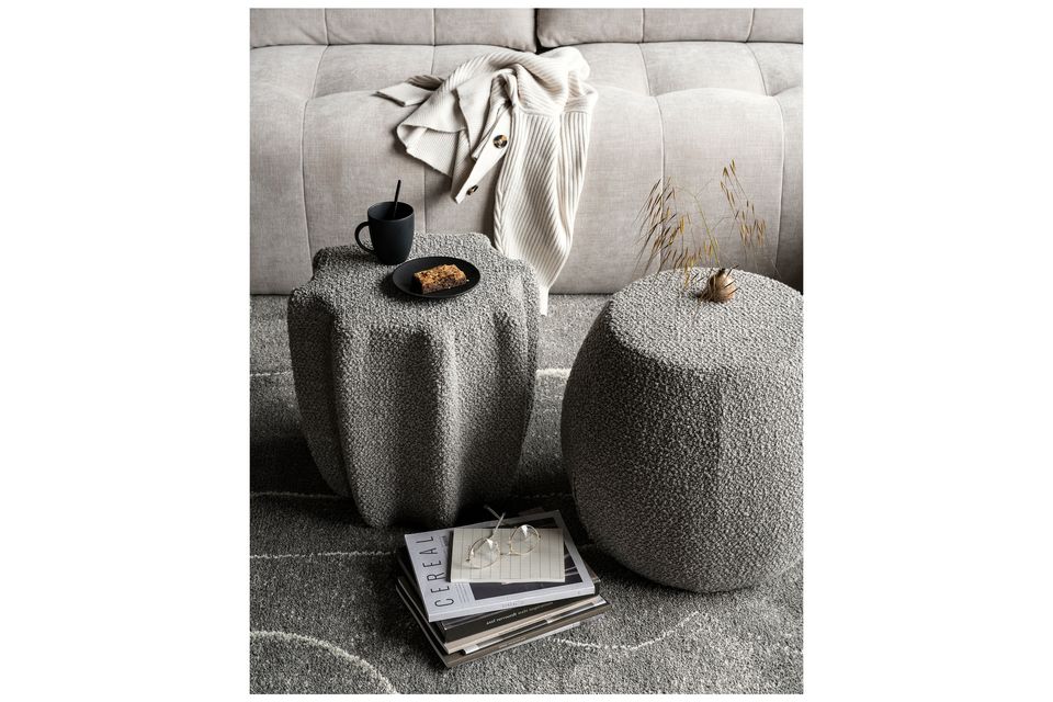 Il pouf Bubble in tessuto grigio chiaro del marchio olandese di interior design VTwonen è un must