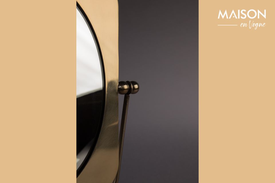 Lo specchio da tavolo Pris è un accessorio in ottone laccato i cui riflessi dorati gli conferiscono