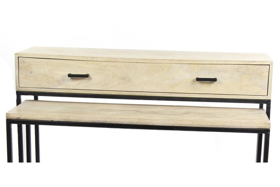 Scoprite la scrivania/consolle Pure in legno di mango chiaro e le sue cornici e maniglie in metallo
