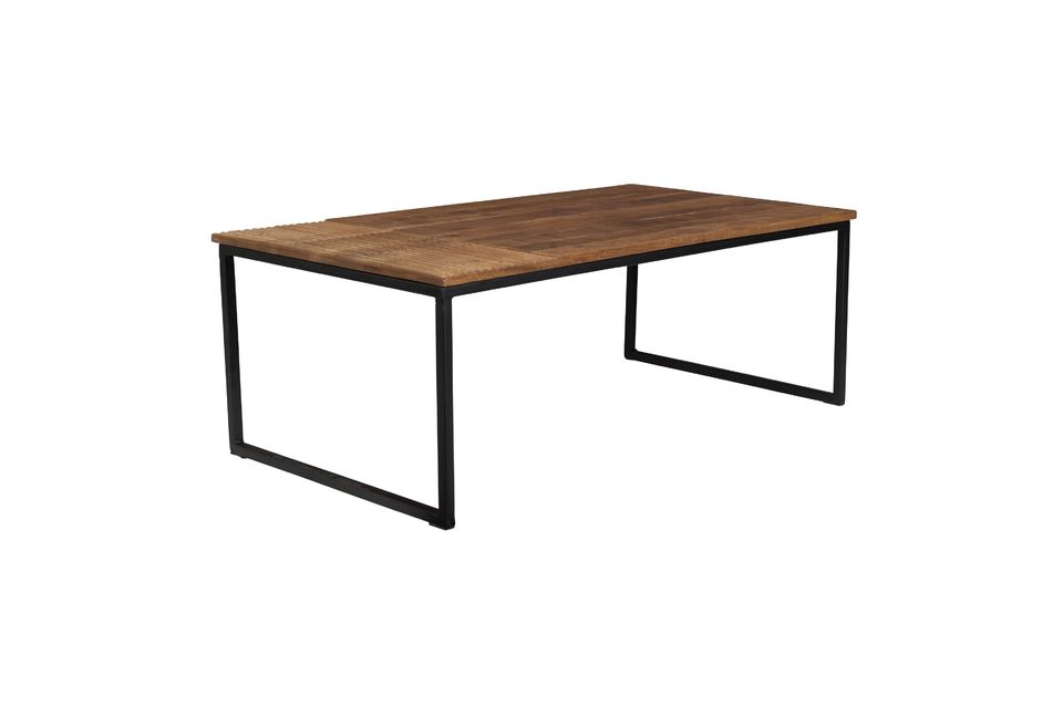 Combinazione di materiali, originalità del piano e una bella superficie per questo bel tavolino