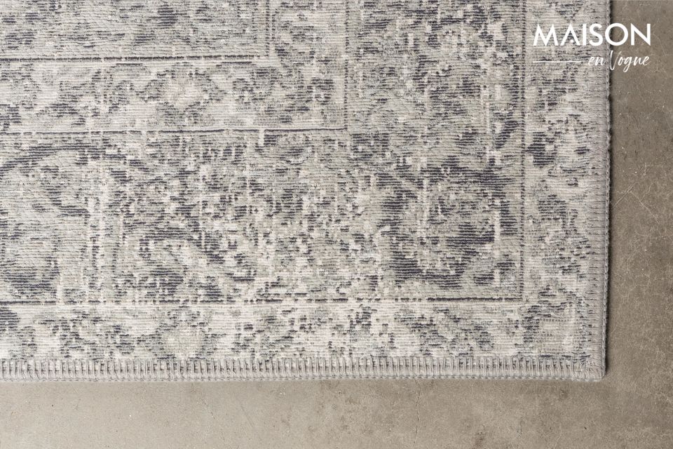 Le sue antiche fantasie persiane unite alle rilassanti tonalità di grigio ne fanno un tappeto