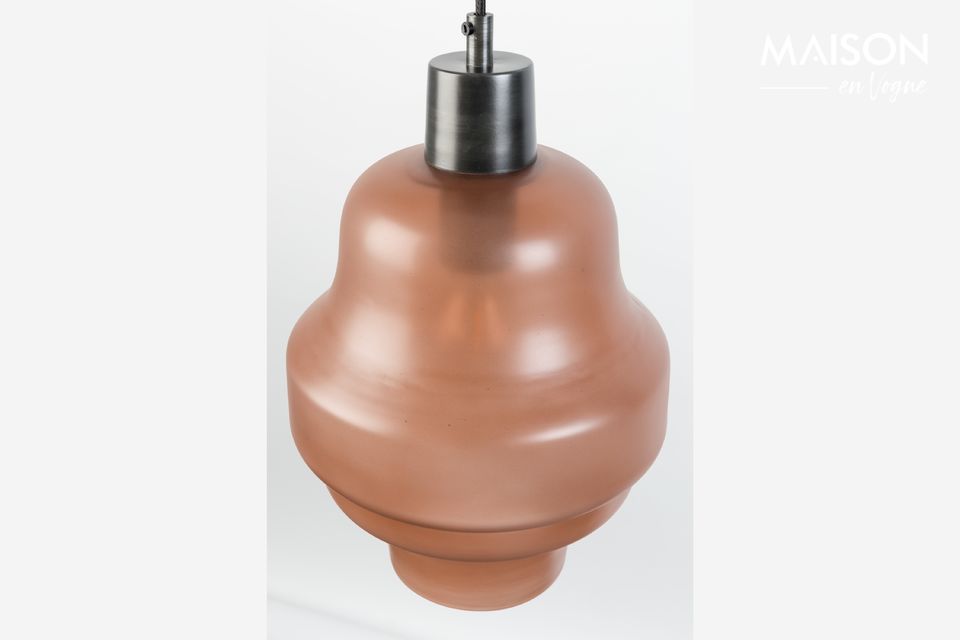Questa piacevole lampada fa il suo effetto con il suo paralume in vetro verniciato marrone chiaro e