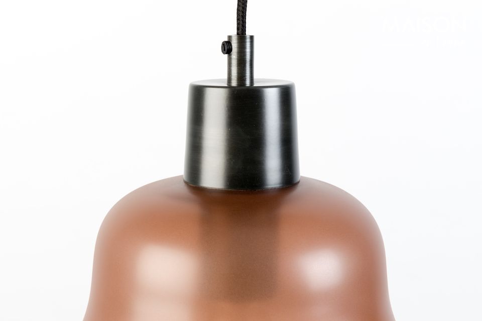 L\'apparecchio circolare a soffitto è realizzato in ferro laccato nero