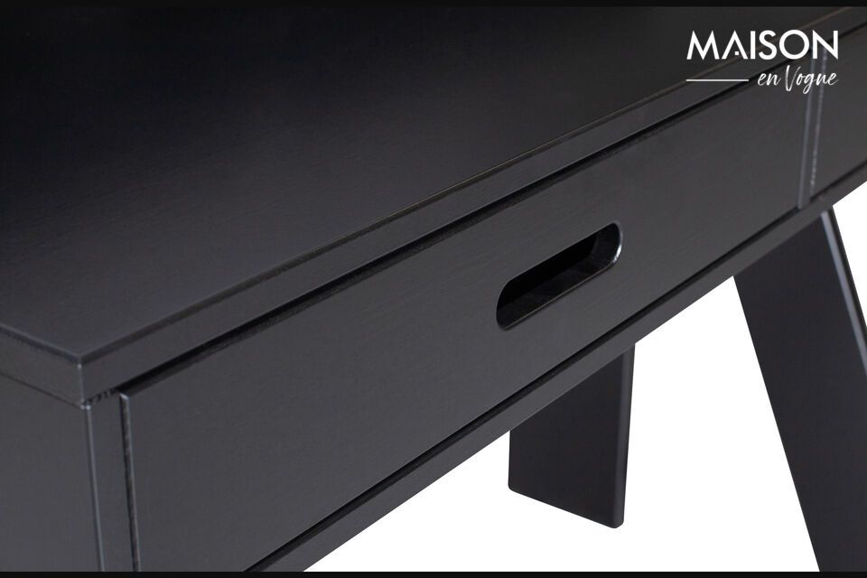 La scrivania Connect ha una finitura nera che le permette di abbinarsi a diversi stili di