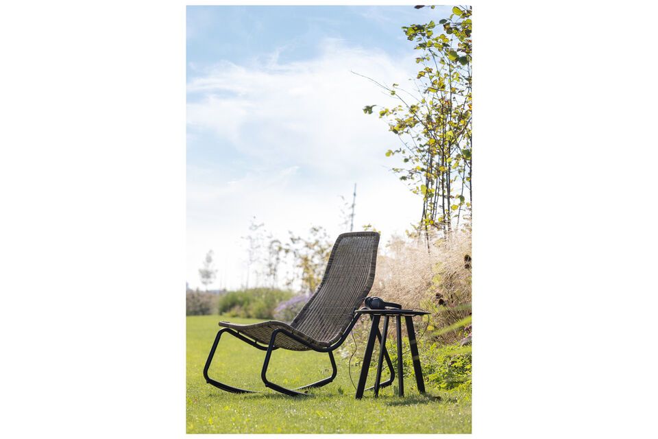 Godetevi un momento di relax in giardino con la sedia a dondolo Tom! Realizzata in rattan