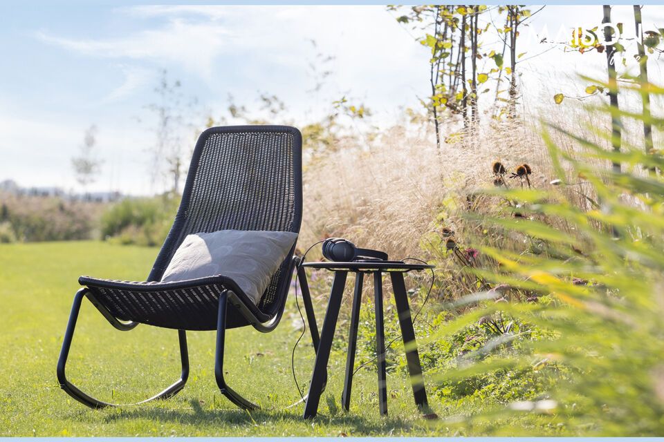 Scoprite la nostra sedia a dondolo per esterni Tom, un invito a rilassarsi in giardino o in terrazza