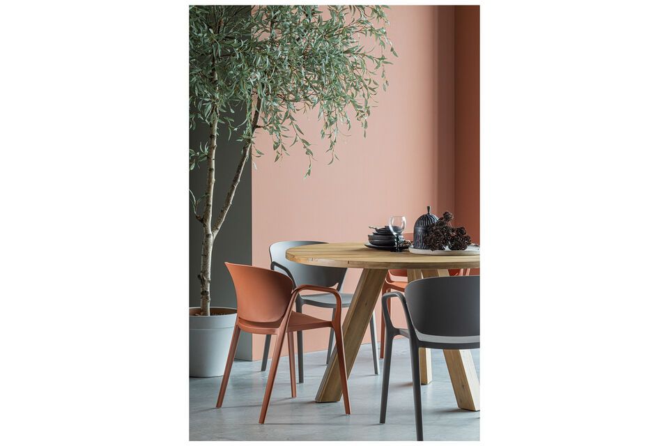 La sedia da pranzo WOOD Bent è elegante e pratica, ideale per l\'uso interno ed esterno