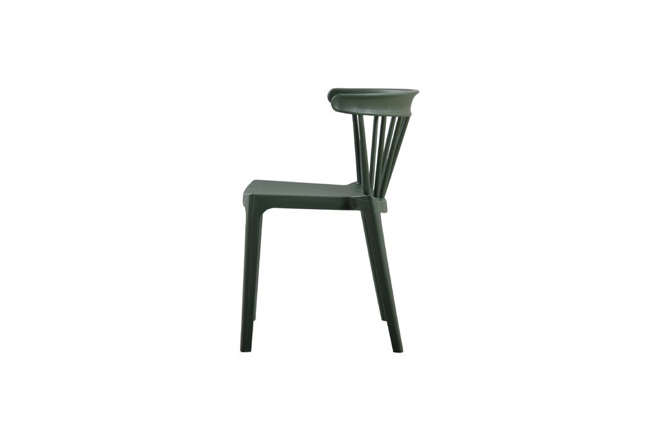 Il design della sedia Bliss in plastica verde ricorda le vecchie sedie da bar in legno del passato