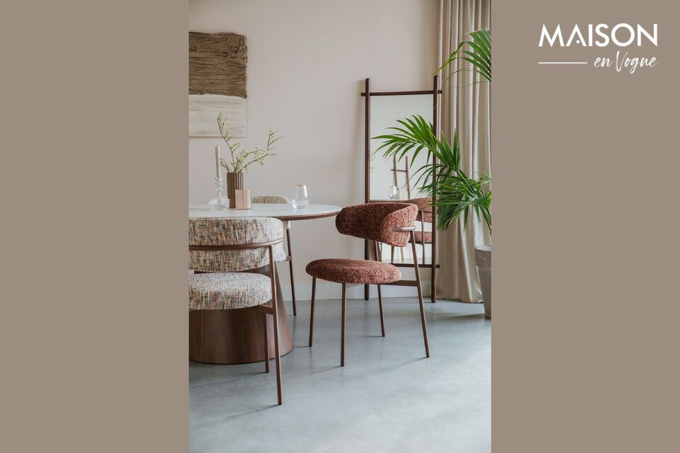 La sedia in tessuto beige Claes evoca la convivialità di uno spazio da pranzo moderno e accogliente