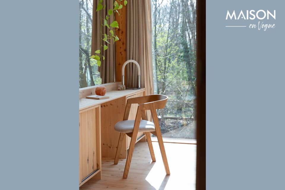 La sedia Mads in poliestere beige evoca un\'atmosfera calda e accogliente