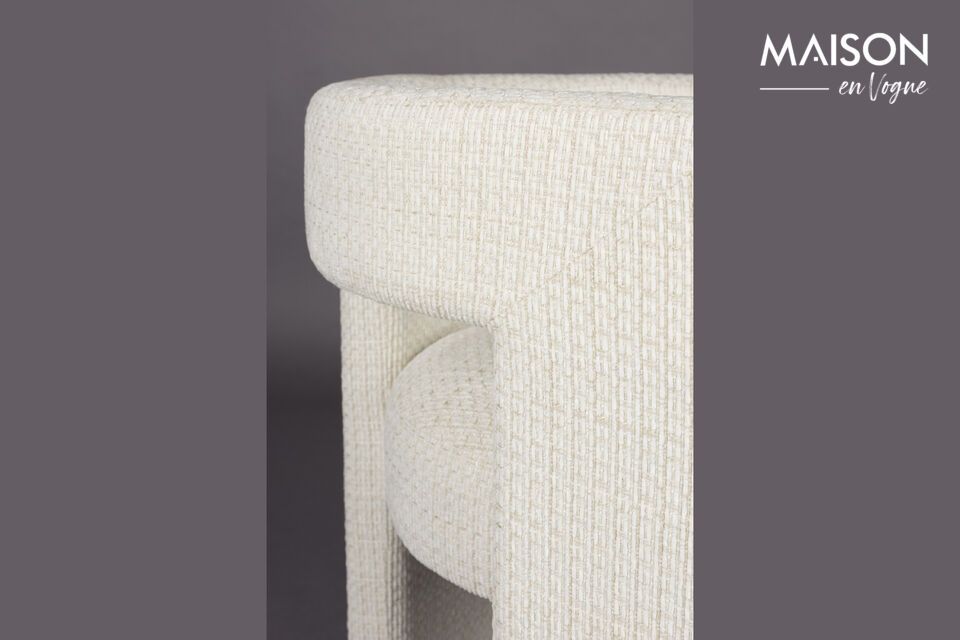 L\'audace design a tre gambe non si limita a fornire stabilità