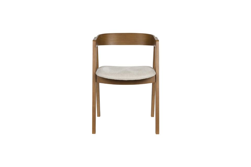 L\'armonia creata dal contrasto tra il tessuto e il legno scuro ricorda gli spazi scandinavi