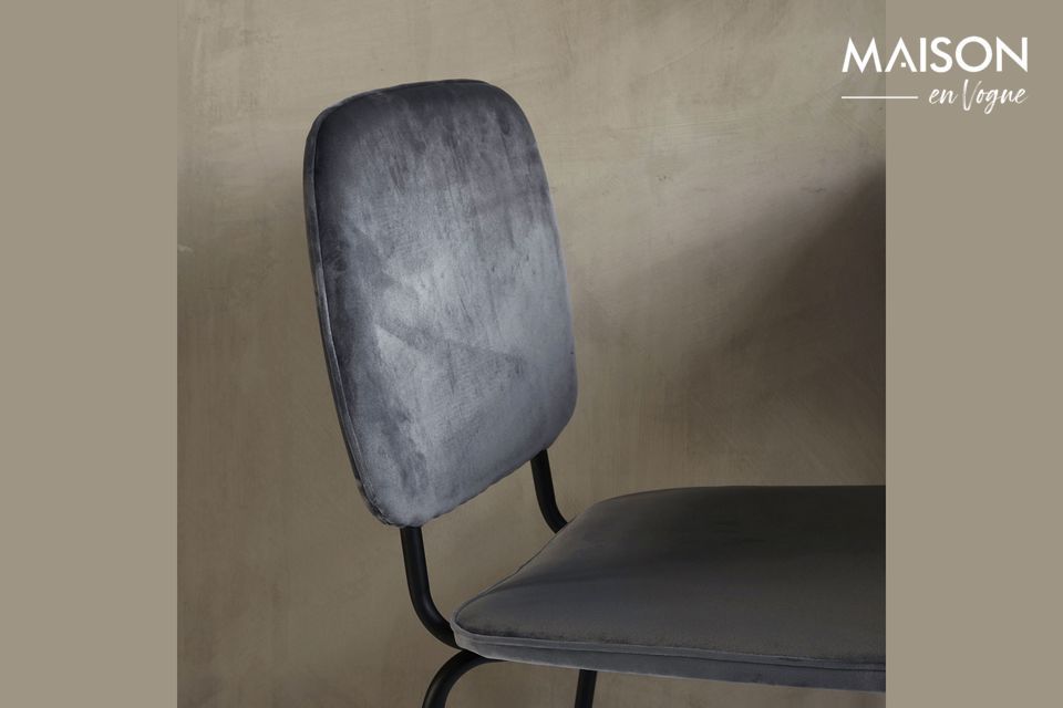 Il design di un interno vintage o di design inizia con questa sedia in velluto di poliestere