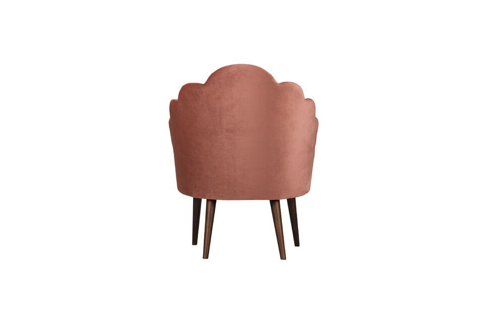 Le gambe della sedia Shell sono in legno per una maggiore robustezza e il loro colore marrone scuro