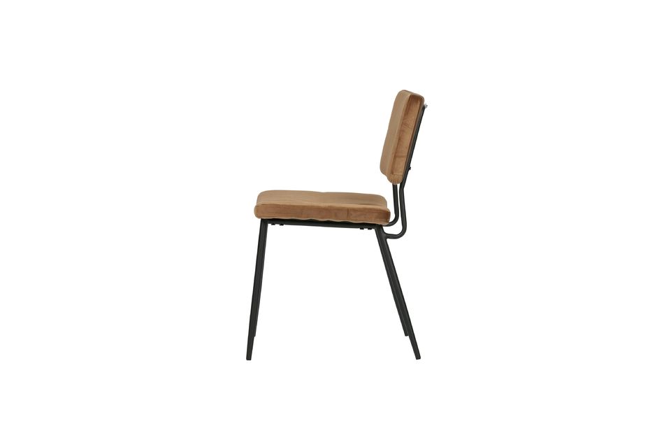 La combinazione del tessuto color caramello e della base in metallo nero conferisce a questa sedia