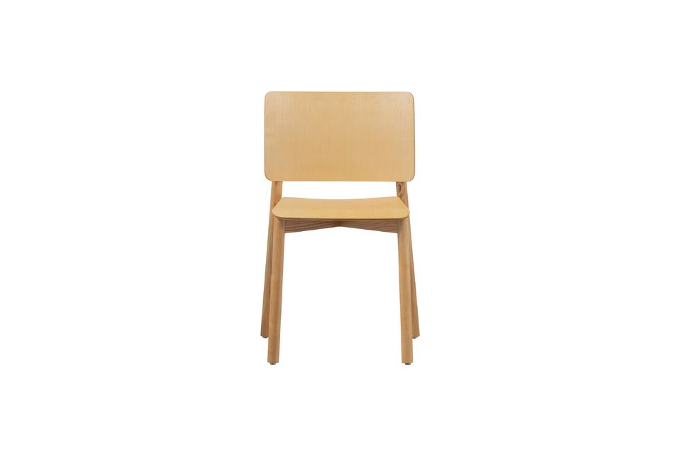 Karel è una sedia da pranzo che si distingue per il suo design e il suo colore beige