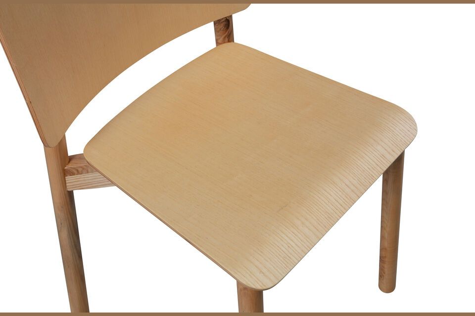 La sedia Karel è alta 77 cm, larga 53 cm e profonda 52 cm