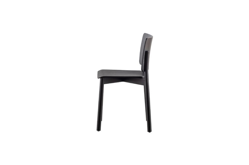 La sedia da pranzo Karel è disponibile solo nei colori nero opaco e naturale