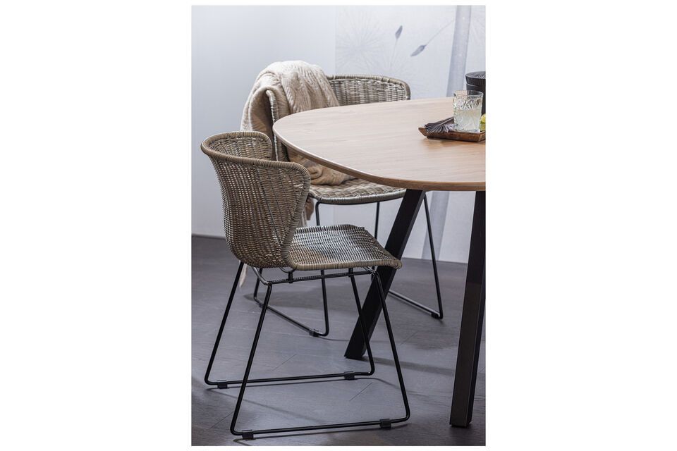 Scoprite la nostra elegante e pratica sedia in rattan, adatta per l\'uso interno ed esterno