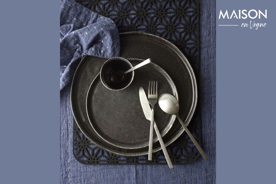 Pomax presenta un assortimento di posate dal design elegante con motivi martellati sui manici