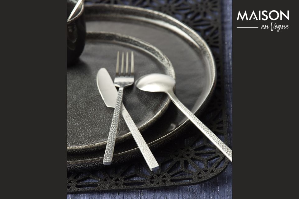 Un set di posate in acciaio inossidabile dal design elegante