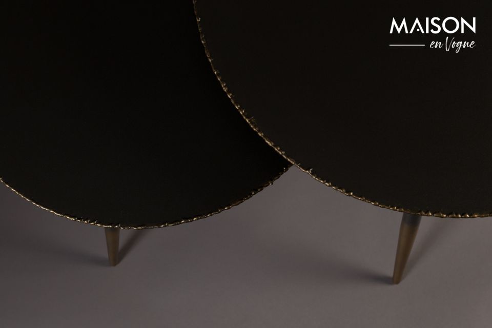 Le 3 gambe a fuso (44 o 50 cm a seconda del tavolo) sono eleganti con la loro finitura laccata oro