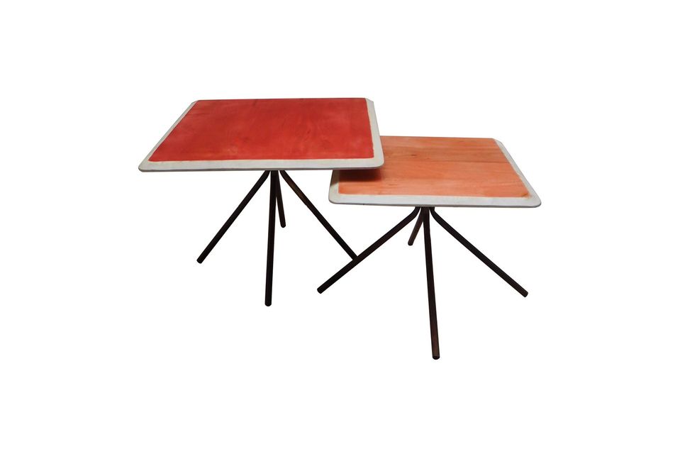 Colorata con i suoi due tavolini rettangolari in legno laccato