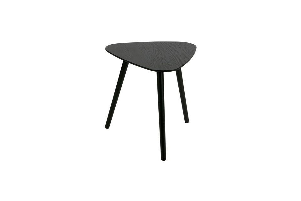 I tavolini hanno una finitura nera che conferisce loro un design elegante