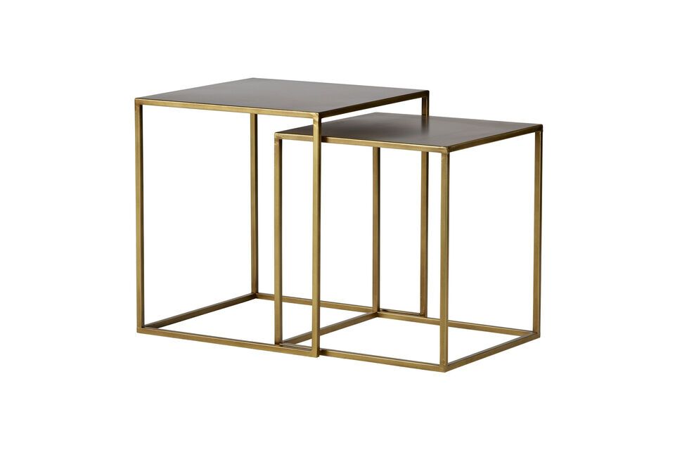 I tavolini sono realizzati interamente in metallo