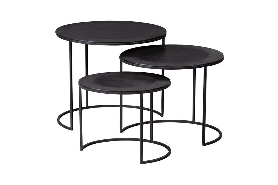 Questo set di 3 tavolini in metallo James marrone scuro è stato progettato dagli esperti designer