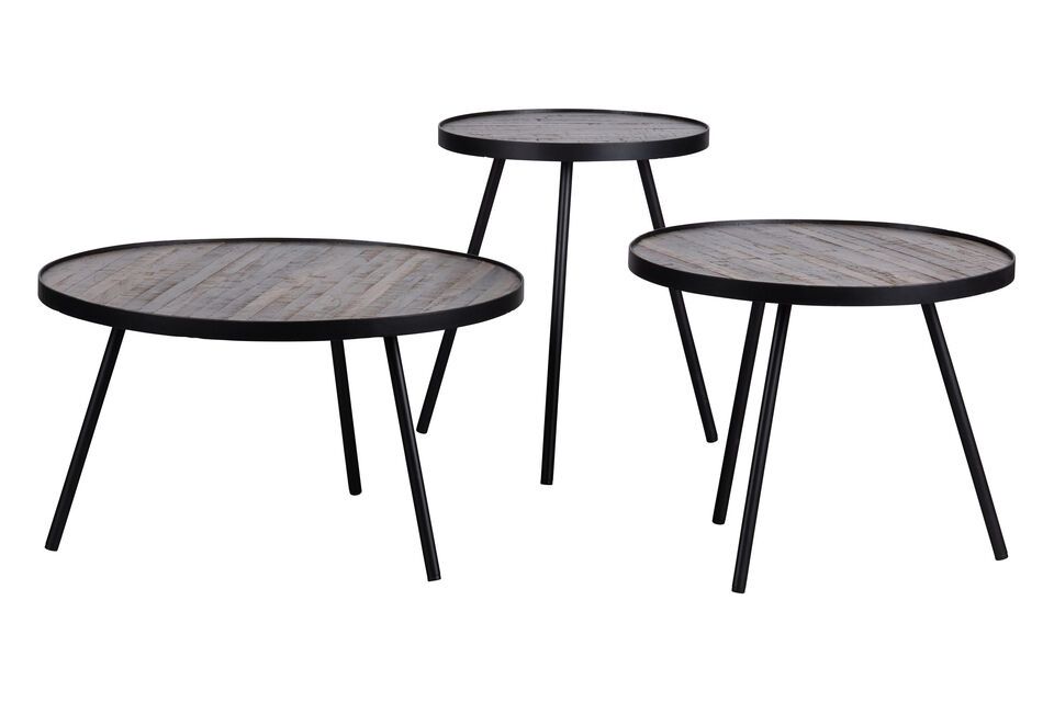 I piani in teak recuperato e le sottili gambe in metallo conferiscono a questo set di tre tavolini