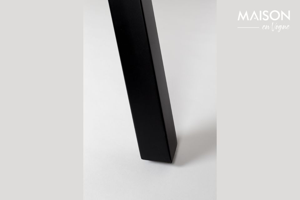 Legno naturale, acciaio nero e modello vecchio stile