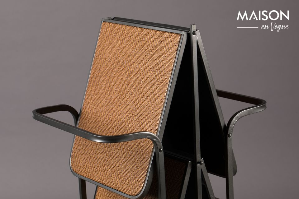 3 ripiani lo compongono con dimensioni di 35 cm per 81 cm