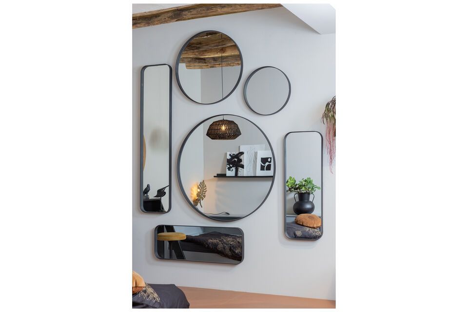 Piccolo specchio rotondo in metallo per la decorazione di interni