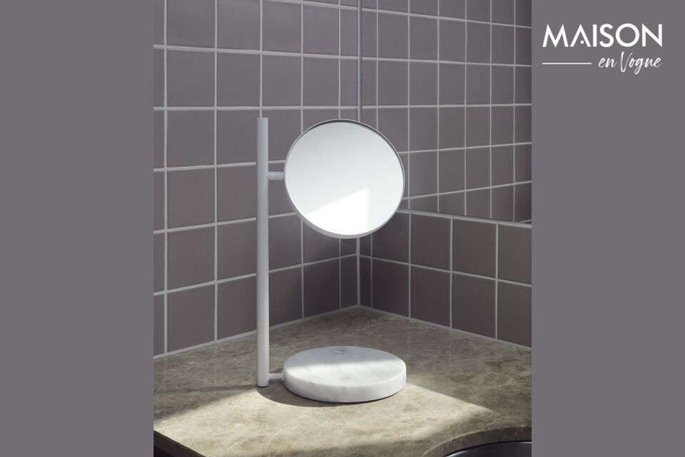 Questo specchio free standing è realizzato in marmo bianco di alta qualità