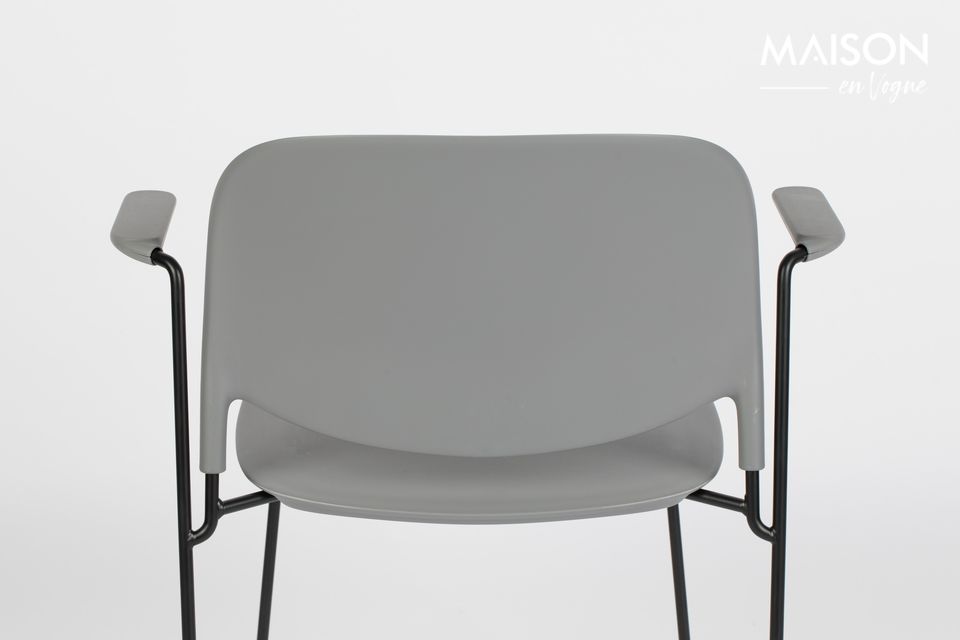 Una sedia facile da impilare e con una robusta struttura rinforzata in fibra di vetro