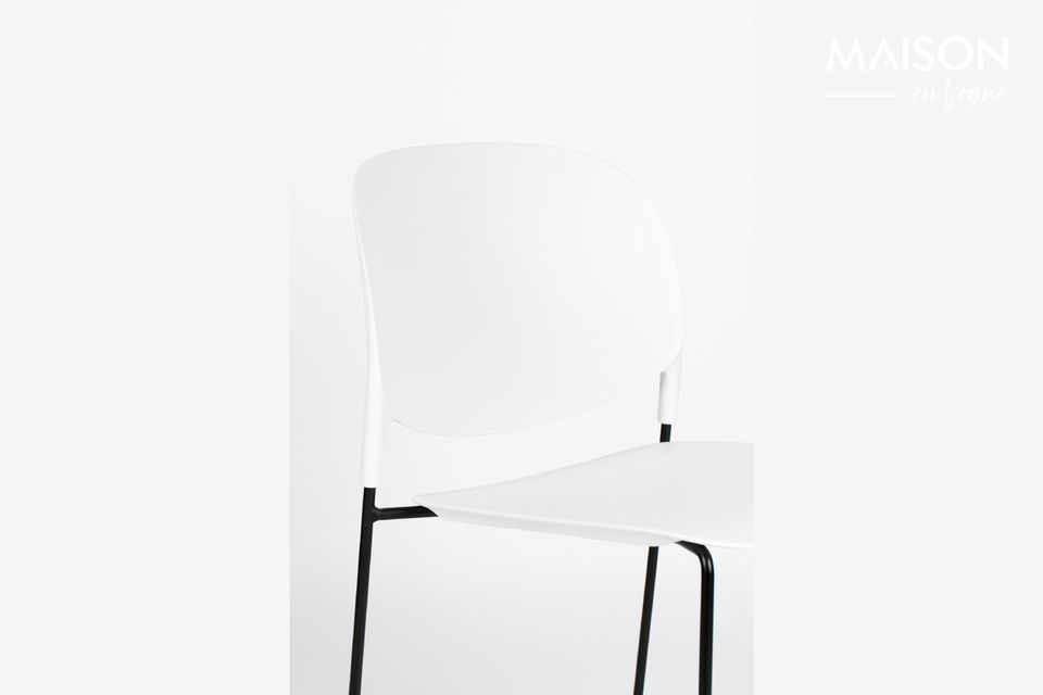 Una sedia dal design di tendenza con seduta rinforzata in fibra di vetro