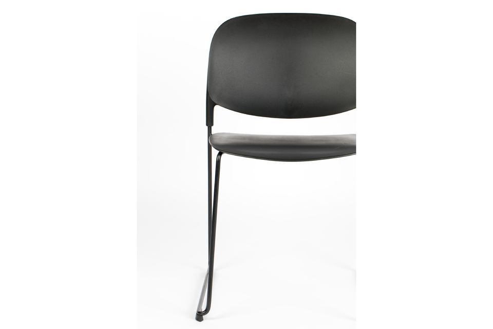 Un'elegante sedia con sottili gambe in acciaio verniciato a polvere