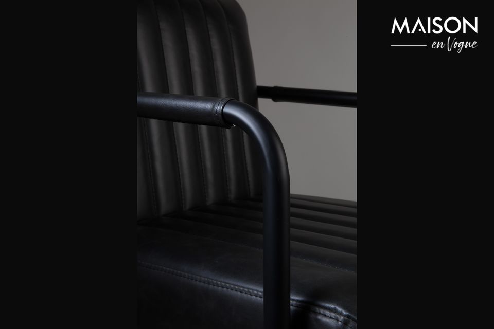 Il sedile e lo schienale sono in similpelle grigio a coste con cuciture a vista per un effetto