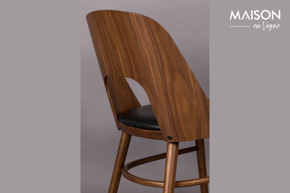 Questa graziosa sedia combina legno e pelle PU in modo molto riuscito giocando con il materiale e i
