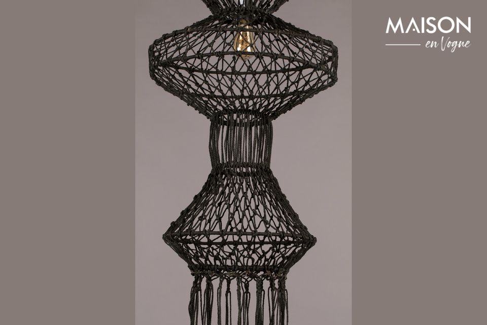 Questa bella lampada ci ricorda l\'Indonesia ma anche il fiorente periodo del macramè