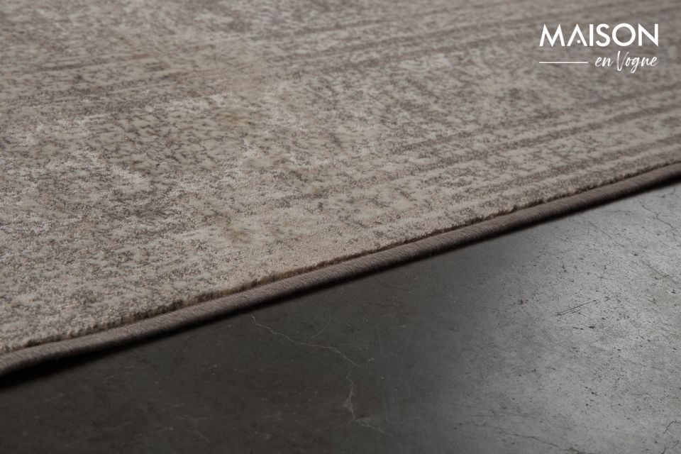 Il tappeto in tessuto grigio chiaro offre un comfort ottimale in salotto