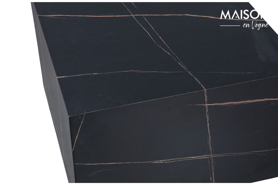 Il colore nero e la superficie marmorizzata lo rendono una scelta perfetta per ambienti industriali